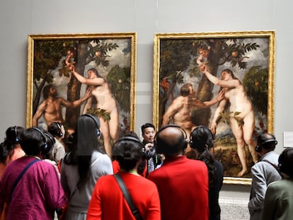 Visitantes del Museo del Prado observan 'Adán y Eva', de Rubens, en abril del año pasado.
