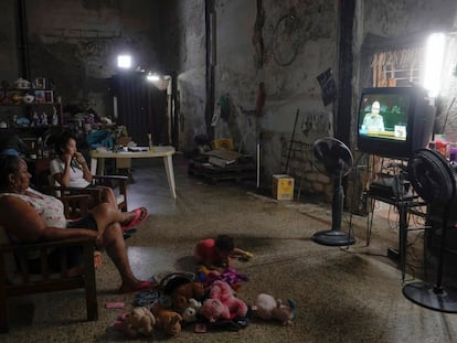 Una familia mira las noticias de la televisión local que muestran al primer secretario del Partido Comunista de Cuba y ex presidente Raúl Castro dirigiéndose a la audiencia de la sesión inaugural del VIII Congreso del Partido Comunista de Cuba.