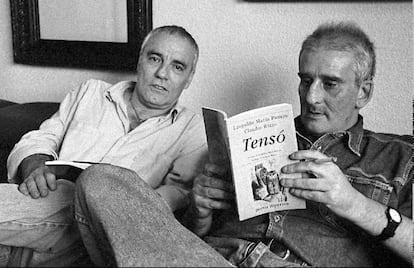 Los escritores Claudio Rizzo y Leopoldo María Panero (derecha) en Las Palmas de Gran Canaria. El poeta se ha trasladado a Canarias para quedarse a vivir después de haber sido dado de alta en el centro de salud mental en el que había estado ingresado durante ocho años.
