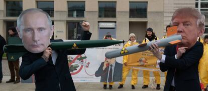 Manifestantes con máscaras de Donald Trump y Vladímir Putin protestan contra la disolución de un acuerdo en materia nuclear entre EE UU y Rusia, en febrero pasado, en Berlín.