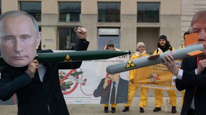 Manifestantes con máscaras de Donald Trump y Vladímir Putin protestan contra la disolución de un acuerdo en materia nuclear entre EE UU y Rusia, en febrero pasado, en Berlín.