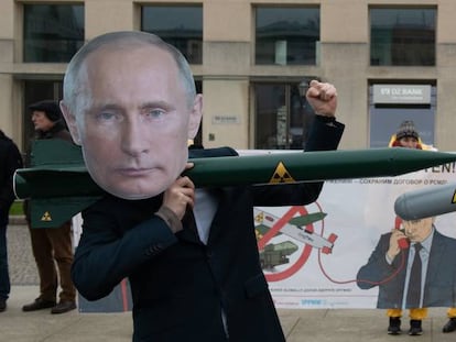 Manifestantes con máscaras de Donald Trump y Vladímir Putin protestan contra la disolución de un acuerdo en materia nuclear entre EE UU y Rusia, en febrero pasado, en Berlín.