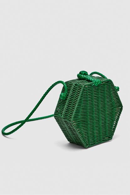 Bolso caja de ratán con forma hexagonal, de Zara (22,95 euros).