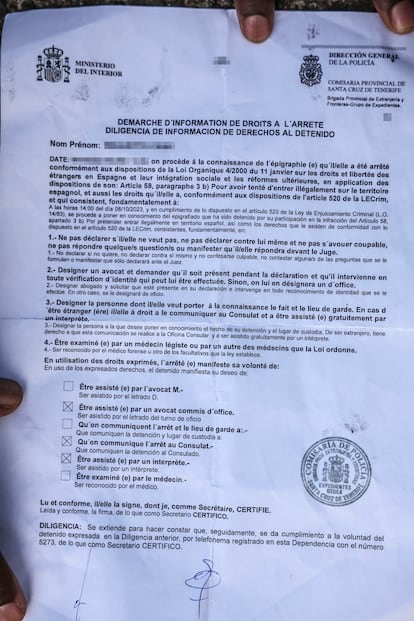 Diligencia de información sobre los derechos del detenido entregada a los migrantes llegados a Canarias.