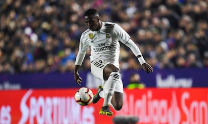 Vinicius Junior em partida contra o Valencia.