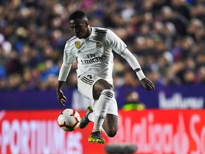 Vinicius Junior em partida contra o Valencia.