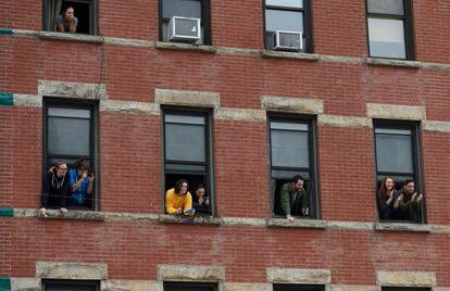 Residentes observan desde sus apartamentos a los participantes.