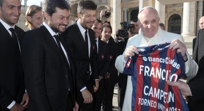 El Papa recibe una camistea del San Lorenzo.