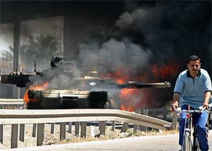 En la imagen, un tanque de Estados Unidos envuelto en llamas en Bagdad.