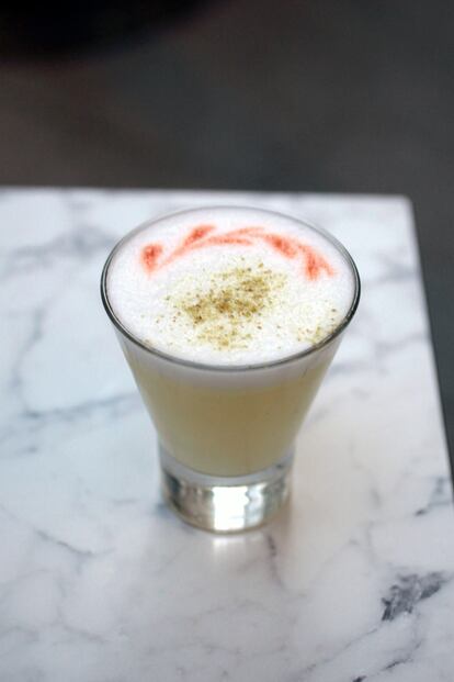 El pisco sour de Quispe lleva pisco Quebranta, lima fresca, clara de huevo y bíter de angostura.