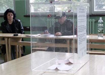 Una urna en un colegio electoral de Bujanovac, 350 kilómetros al sur de Belgrado, con sólo dos papeletas.