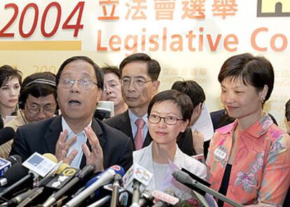 Varios líderes de la oposición democrática de Hong Kong comparecen ante la prensa tras las votaciones.