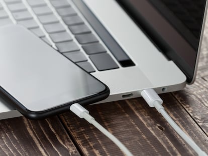 Un móvil y un ordenador conectados con un cable de tipo C.
