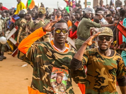 Partidarios del golpe en Níger, durante una concentración ante una base francesa en Niamey, el 11 de agosto.