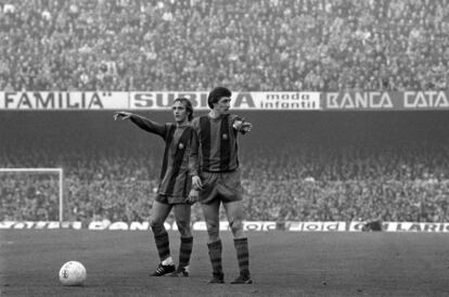 Els futbolistes holandesos del Barça Johan Neeskens (i) i Johan Cruyff, en un partit.