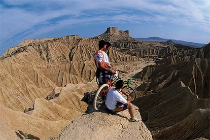 <i>Mountain bike</i> entre los cañones del parque natural de las Bardenas Reales, privilegiada reserva de la biosfera situada en el centro de la depresión del valle del Ebro, en Navarra.