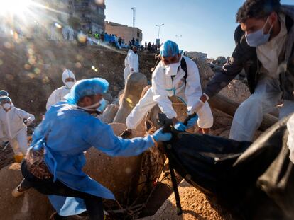 Equipos de rescate sacaban el viernes un cadáver dentro de una bolsa, en Derna.