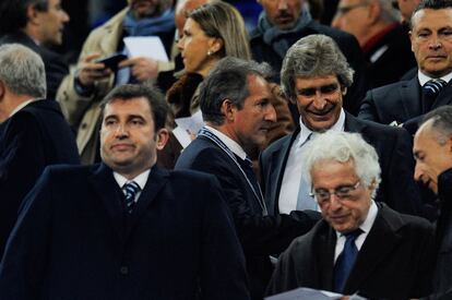 Pellegrini, en el palco del Camp Nou con Ferrán Soriano, director ejecutivo del Manchester City y Txiqui Beguiristain