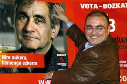 El candidato de IU-EB, Javier Madrazo, pega un cartel en el inicio de la campaña en Bilbao.