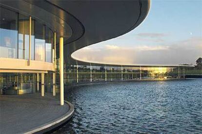 Fachada exterior del complejo de McLaren en Woking.