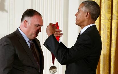 El expresidente Obama entrega a José Andrés su medalla.