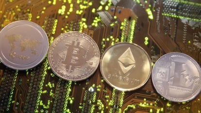 Representación de las criptodivisas XRP, bitcoin, ethereum y litecoin.