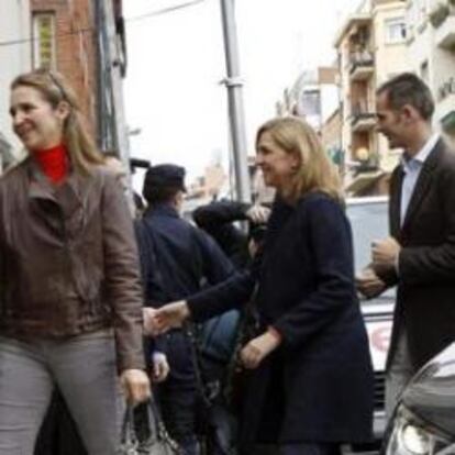 La infanta Cristina y su esposo, Iñaki Urdangarin, el hijo mayor de ambos, Juan Valentín; la reina y la infanta Elena llegan al hospital madrileño Quirón San José,