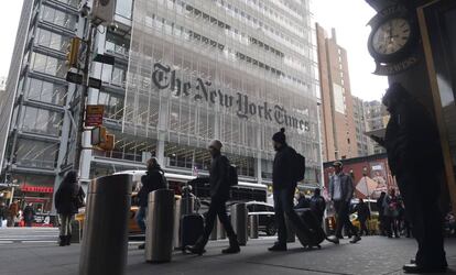 Un grupo de personas camina frente al edificio de &#039;The New York Times&#039; el pasado noviembre. 