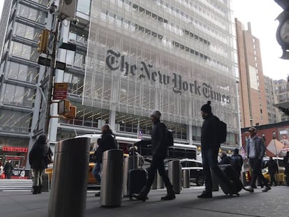 Un grupo de personas camina frente al edificio de &#039;The New York Times&#039; el pasado noviembre. 