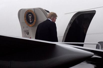 El presidente de EEUU, Donald Trump, sube las escaleras del avión presidencial, en Maryland (EE.UU). Trump y la primera dama estadounidense, Melania Trump, participan hoy en Pensilvania en un homenaje a las víctimas de los atentados terroristas del 11-S, jornada que será recordada también en Nueva York y Washington.