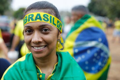 El medido discurso de Bolsonaro dos días después de su derrota, en el que no reconoció abiertamente el triunfo de su adversario, fue interpretado por sus seguidores como una luz verde para seguir movilizados. En la imagen, una manifestante afuera de un cuartel en Brasilia. 