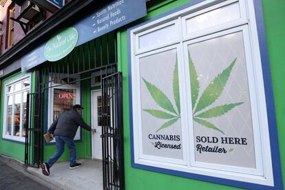 Un cliente entra en la tienda 'Natural Vibe' tras la legalización de la marihuana, en St John's (Canadá).