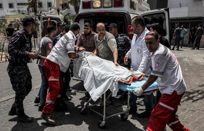 Personal sanitario traslada a un mujer palestina herida por los ataques.