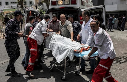 Personal sanitario traslada a un mujer palestina herida por los ataques.