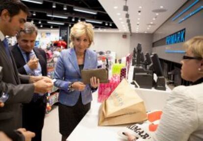 Esperanza Aguirre, en las cajas de Primark de Majadahonda, Madrid.