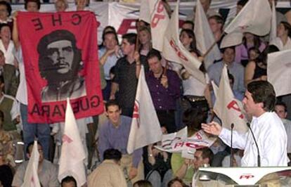 Aznar interrumpe su discurso ante la protesta de dos jóvenes que exhibieron una pancarta del Che Guevara.