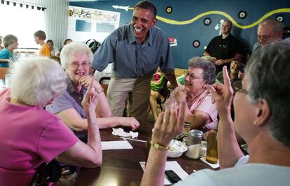 Obama charla con los dueños del restaurante Kozy Corner, en la lo localidad de Oak Harbor, Ohio.