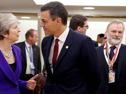 Pedro Sánchez habla con Theresa May durante un encuentro en Bruselas.