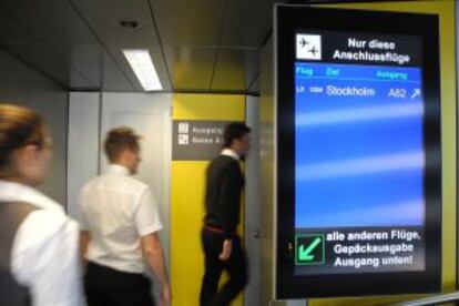 Un panel informativo en el aeropuerto de Zúrich.