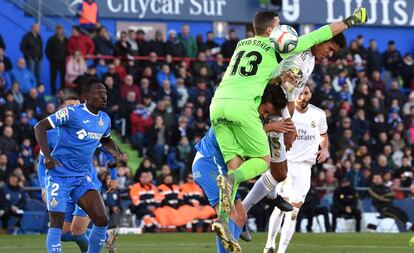 Varane remata el balón que acaba introduciendo Soria en su portería.