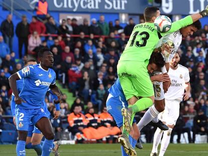 Varane remata el balón que acaba introduciendo Soria en su portería.