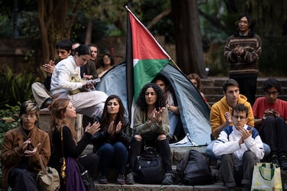 Acampada de estudiantes en el rectorado de la Universidad de Barcelona en apoyo a Palestina.


