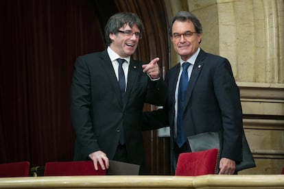 El 'president' Carles Puigdemont en el Parlament junto a su predecesor, Artur Mas, en el Parlament, el 10 de octubre de 2017 en Barcelona.