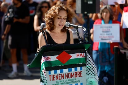 La actriz Silvia Abascal participa en la lectura de los nombres de los niños y niñas asesinados en Gaza.