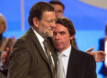 El presidente del Gobierno, Mariano Rajoy, y José María Aznar se abrazan en el XVII Congreso del PP en Sevilla. El primero al que Rajoy acudió como presidente del Gobierno,