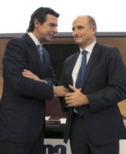 El ministro de Industria José Manuel Soria (i), acompañado de su predecesor en el cargo, Miguel Sebastián.