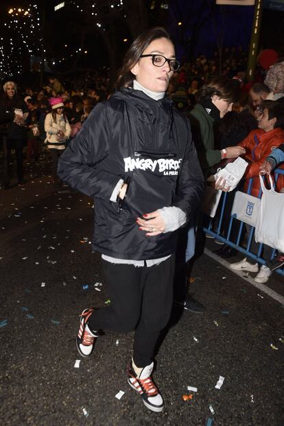 La modelo Laura Ponte tampoco se quiso perder el desfile de los Reyes Magos en Madrid.