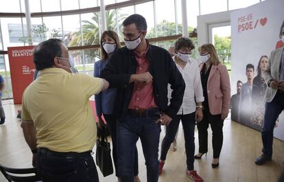 Pedro Sanchez y Idoia Mendia en un acto electo.ral en San Sebastian