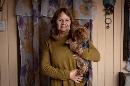 Rosa Maldonado, jubilada de 67 años, posa junto a su perro frente a su casa en la ciudad de Santiago.