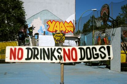 La entrada del Yaam resulta infranqueable con perros o botellas de cualquier tipo. Esta especie de centro lúdico-social alternativo cuenta con cancha de baloncesto, pista de voley-playa, servicio de alquiler de bicis, un 'half pipe' para los amantes del 'skate' y el consecuente chiringuito playero. Porque el Yaam, en Stralauer Plaze, también tiene playa, claro. El variopinto paisanaje no desmerece en absoluto.